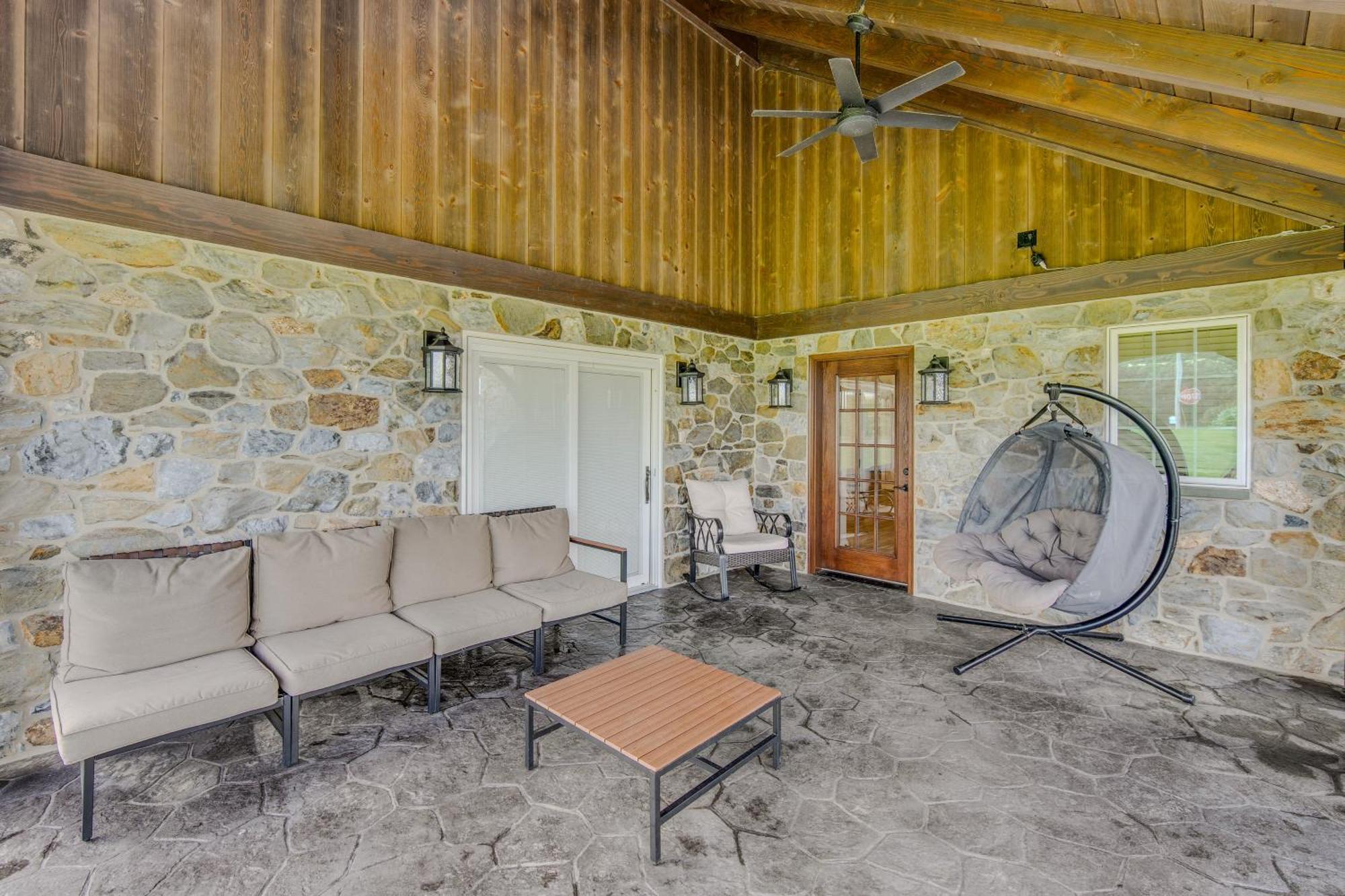 Gorgeous Retreat Patio, Grill And Fireplace!